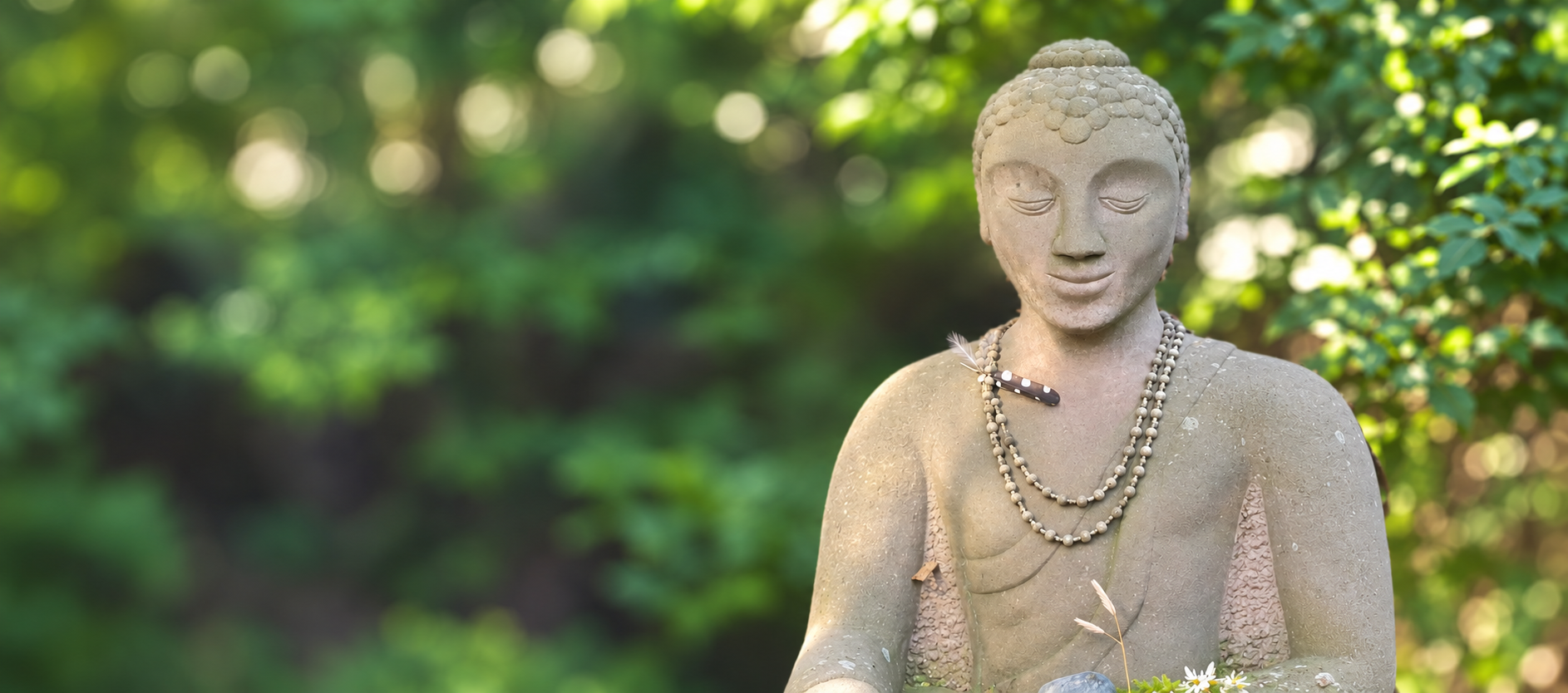 Buddha-Statue im Garten des Hauses der Stille